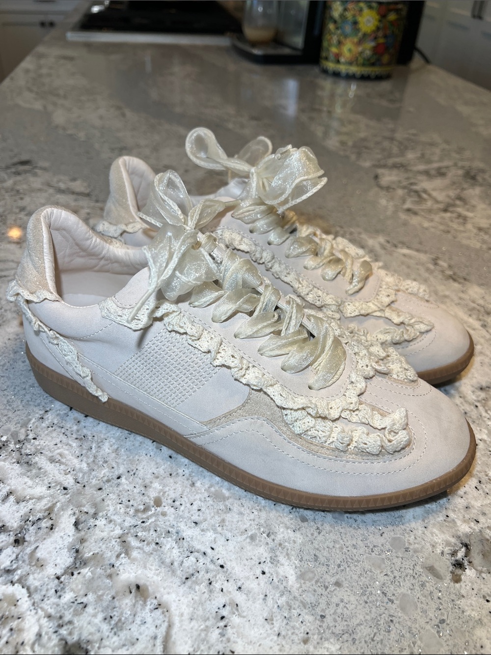 Oasis Society Cream Crochet-Trim Women’s Casual Sneakers Size 8 EUC
